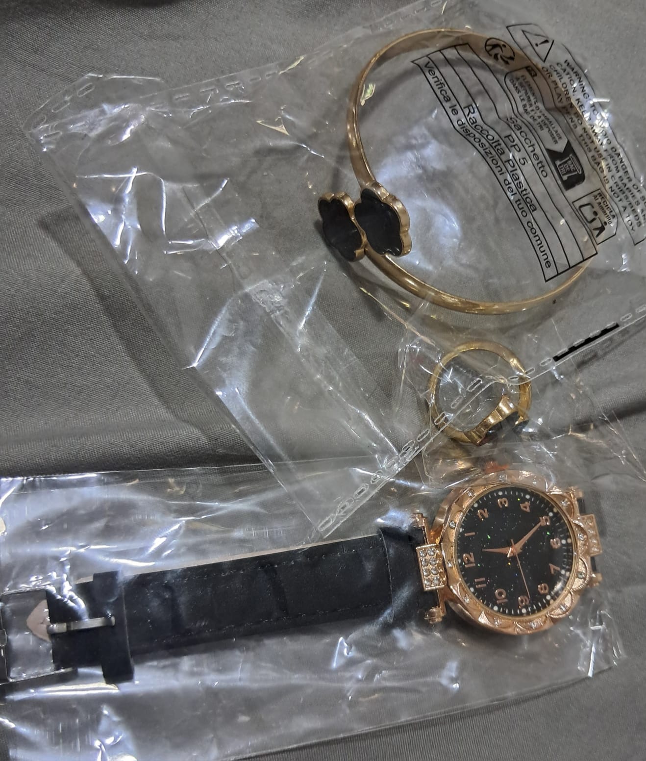 Set Elegante para Dama: Reloj Analógico + Pulsera + Anillo | Color Negro y Dorado