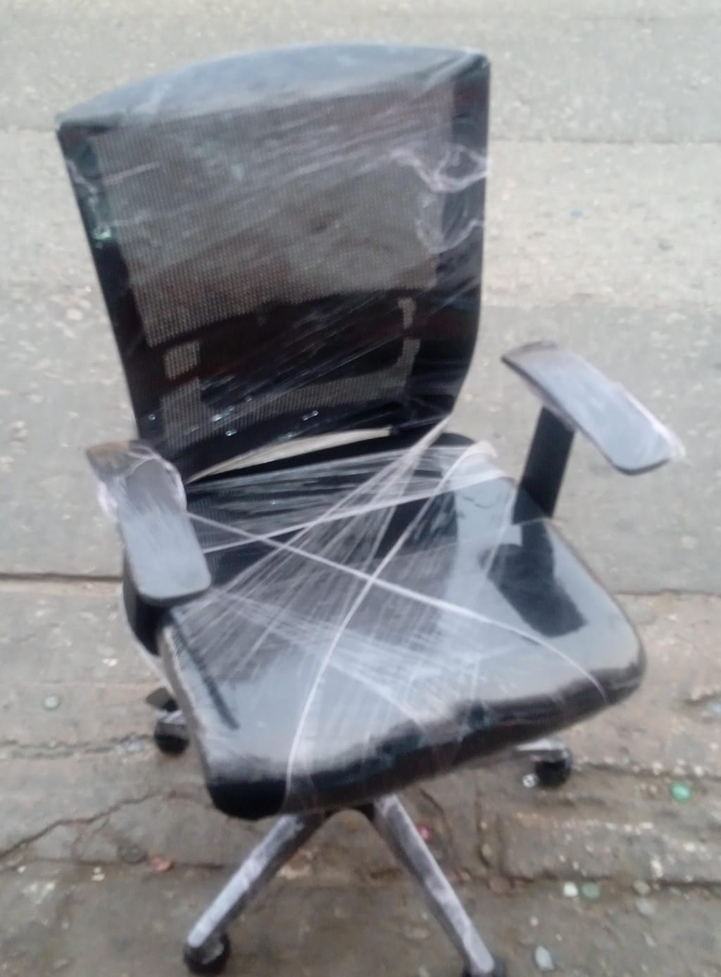 Silla Ejecutiva de Oficina con Respaldo en Malla, Brazos y Ruedas – Negra