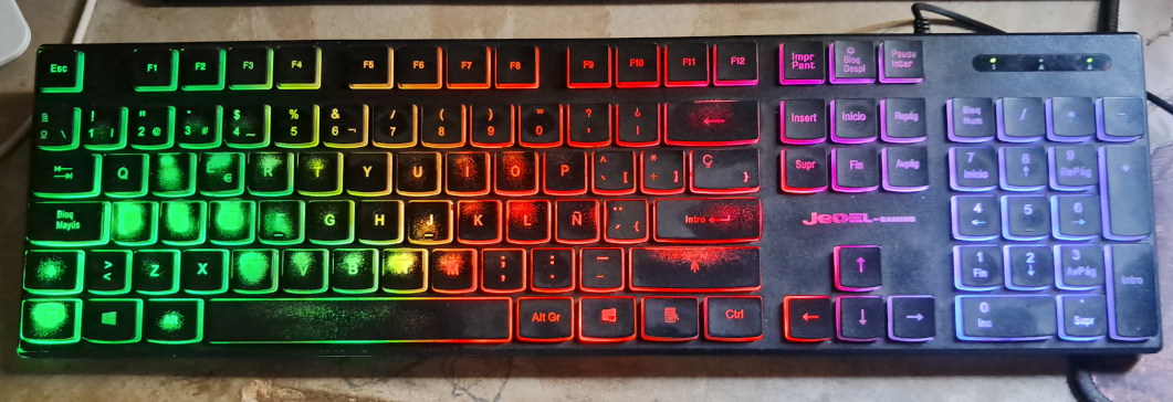 Teclado Gamer USB con Retroiluminación LED y Mouse (Usado) 15$ USD